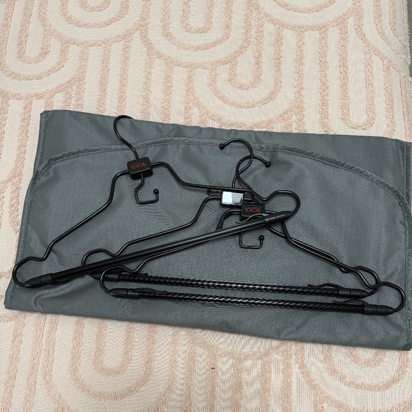 NWOT TUMI FOLDABLE GARMENT NYLON BAG WITH POCKET GRAY AND 3 TUMI HANGERS - Picture 1 of 11